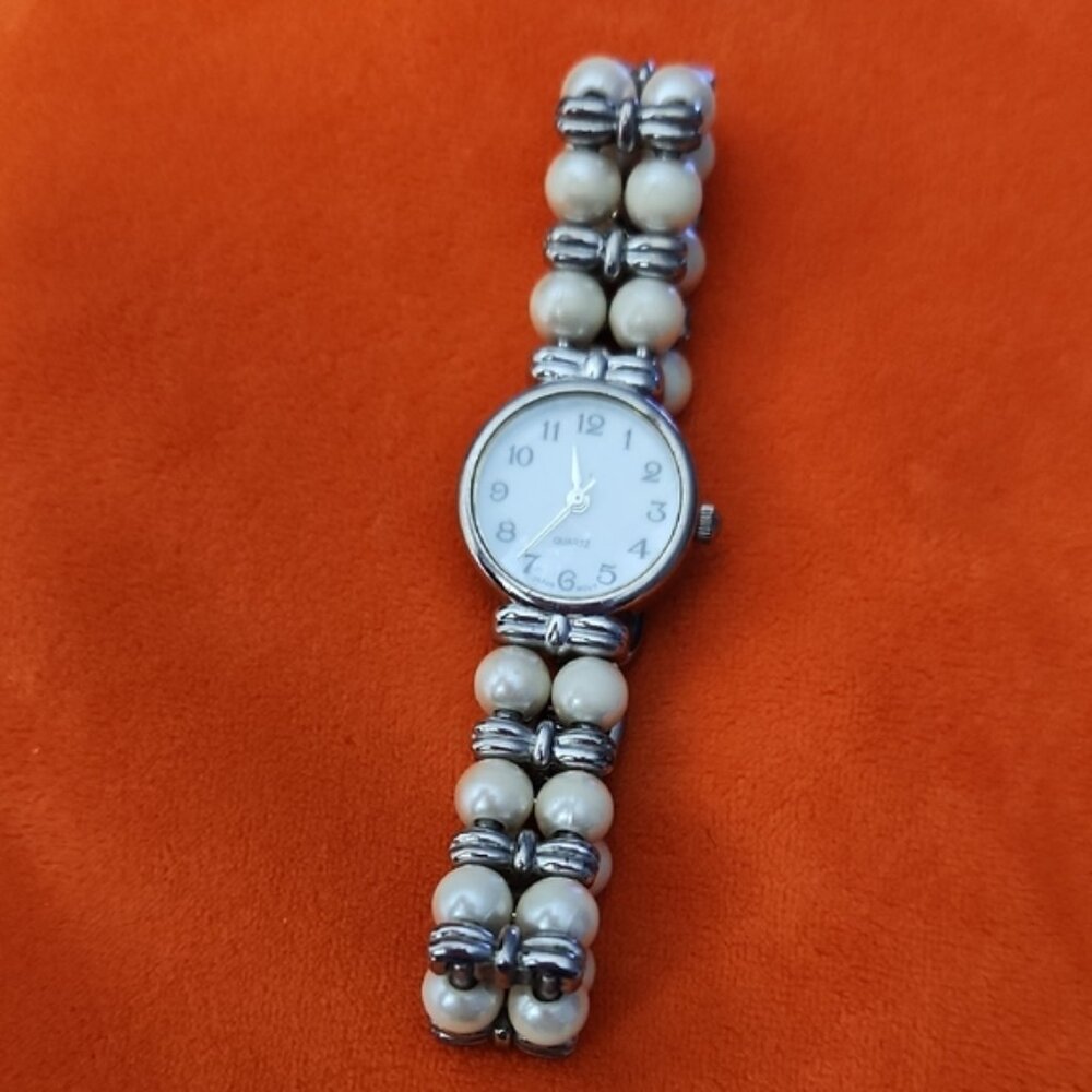 Vintage-Style Women's Quartz Watch featuring a Double-Strand Faux Pearl Bracelet